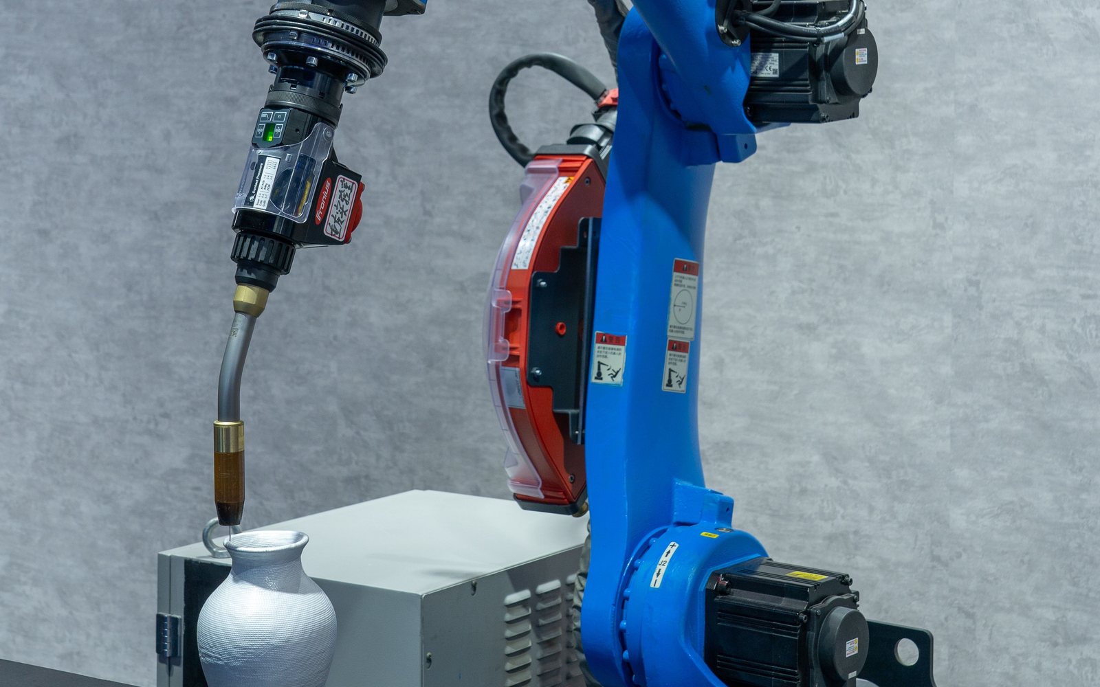 Robotic welding arm with MIG torch